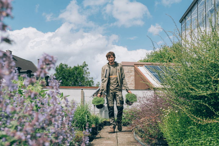 Verantwoordelijke teelt jonge planten